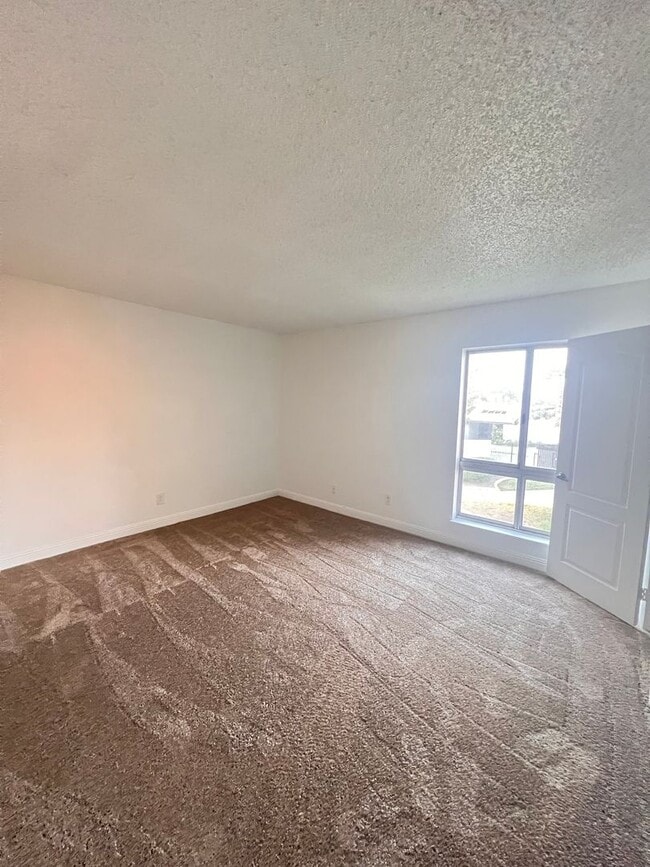 Building Photo - Close to UNLV, Airport, and Las Vegas Stri...