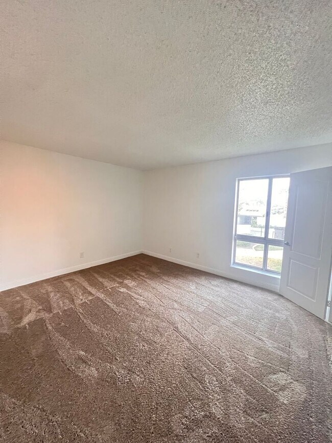 Building Photo - Close to UNLV, Airport, and Las Vegas Strip. GRANITE COUNTERTOPS. Comm. Pool