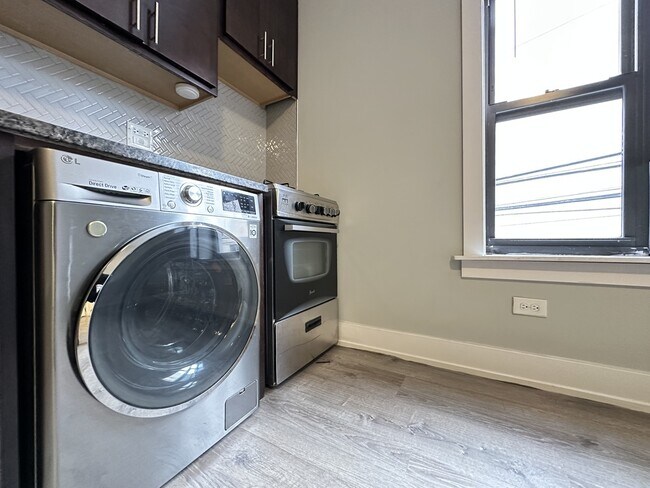 Building Photo - 434.5 W Belden Ave