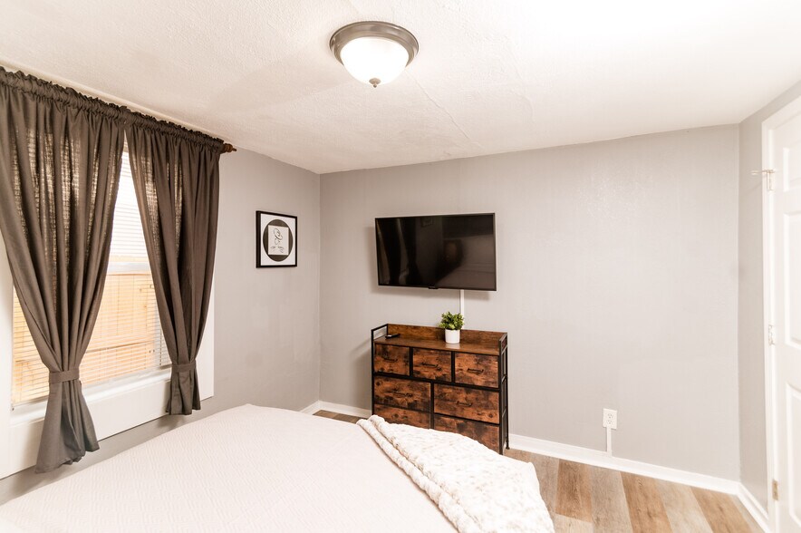 bedroom - 539 Paines Ave NW