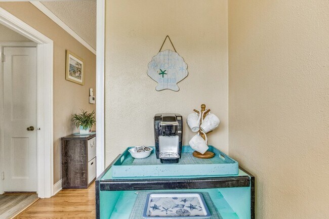 Building Photo - Adorable Navy Point Cottage!