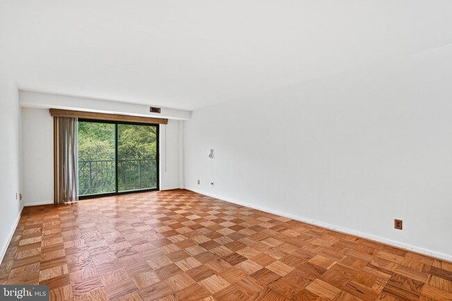 Spacious living room with parquet floors - 575 Thayer Ave