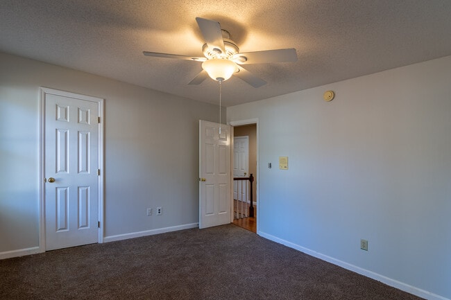 Building Photo - 4135 Knollcrest Cir N