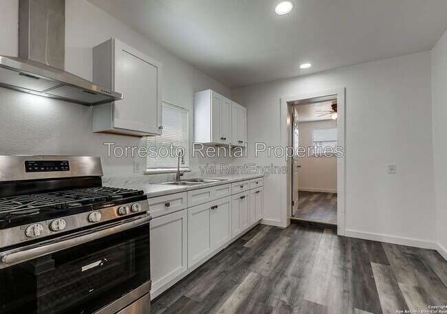 Building Photo - 611 Rochambeau St