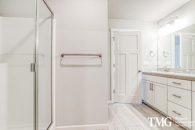 Building Photo - 3 Bedroom, 2.5 Bath Townhome In Ridgefield!