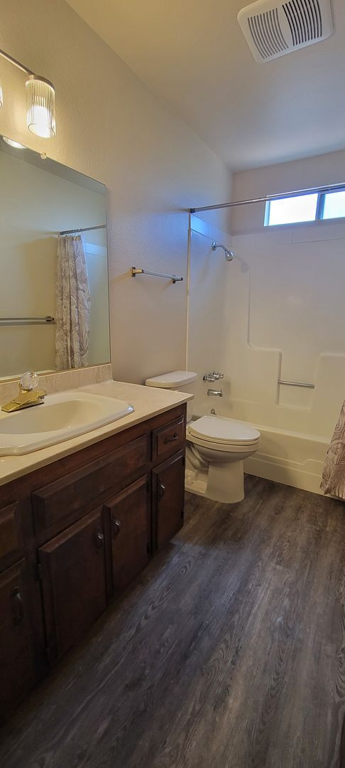 Building Photo - Newly Updated 3 Bdrm 2 Bath House Near Schools and Shopping, Corner of Shasta Pines and Mistletoe