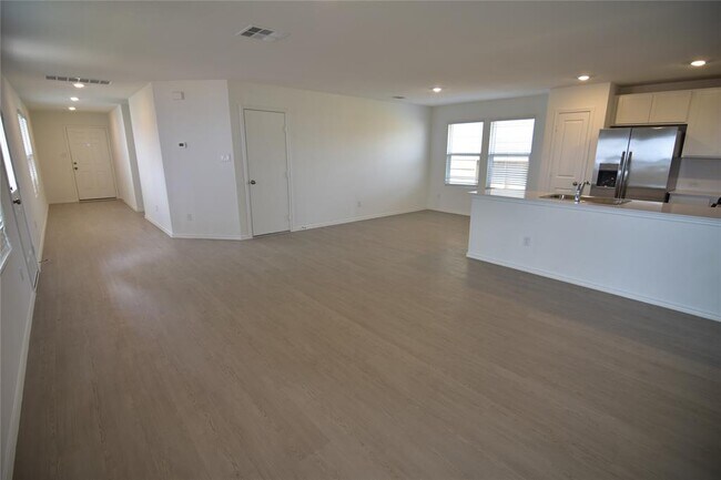 Building Photo - 373 Keefer