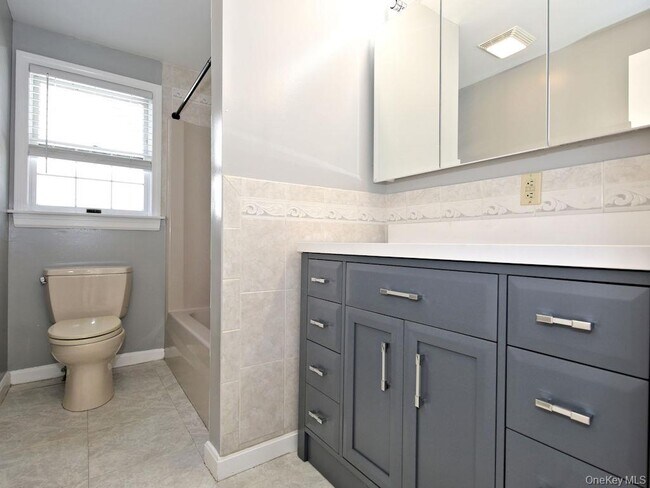 Building Photo - 73 Broadway