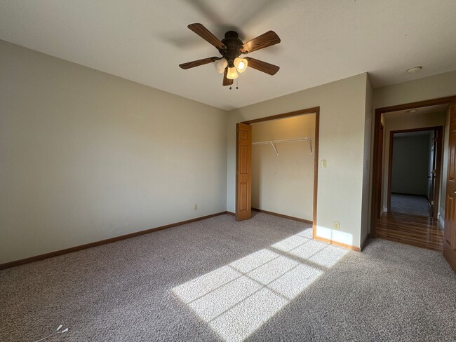 Building Photo - Summit’s Pass Beauty – Updated 3BR/2BA wit...