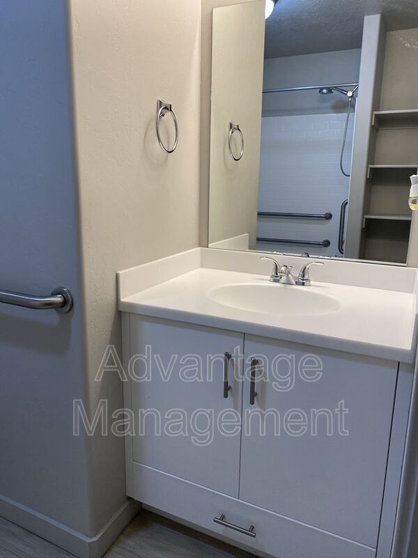 Building Photo - 1080 W 965 N