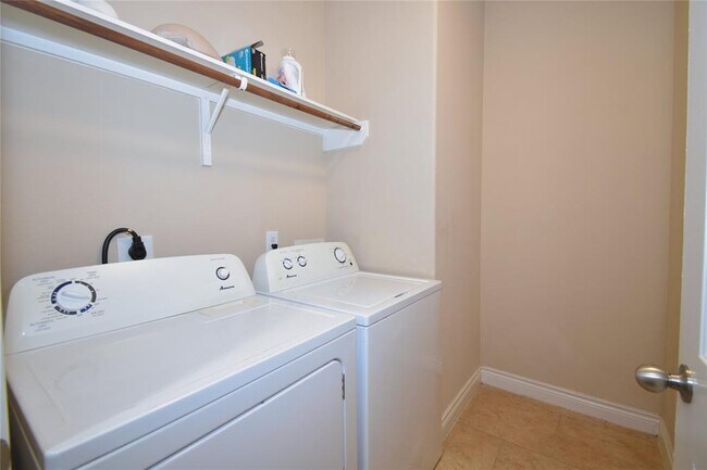 Building Photo - 5623 S Denham Ridge Ln