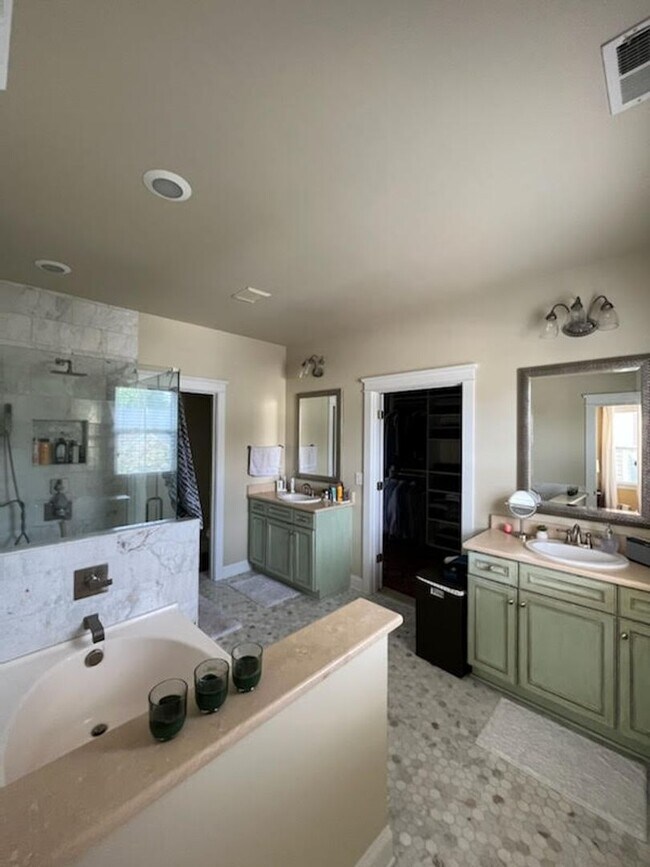 Building Photo - Upscale Home In Prime Huntersville Monteit...