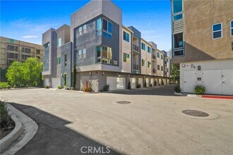 Building Photo - 960 N Tangent Privado