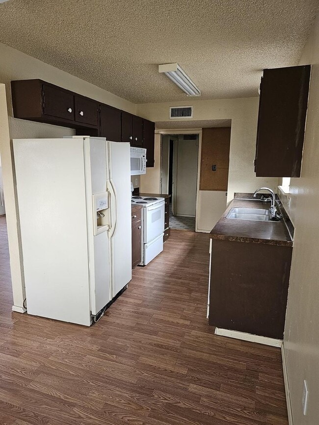 Building Photo - Spacious Newly Remodeled 3 Bed! Sandia Sch...
