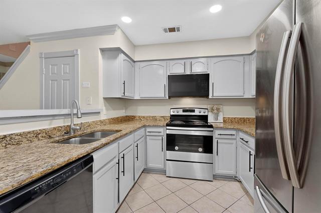 Building Photo - 3925 Brandon Park Dr