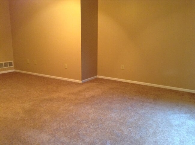 Building Photo - 515 W 3rd St