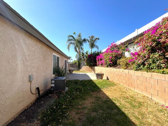 Building Photo - 3 bed, 2 bath located in Riverside!