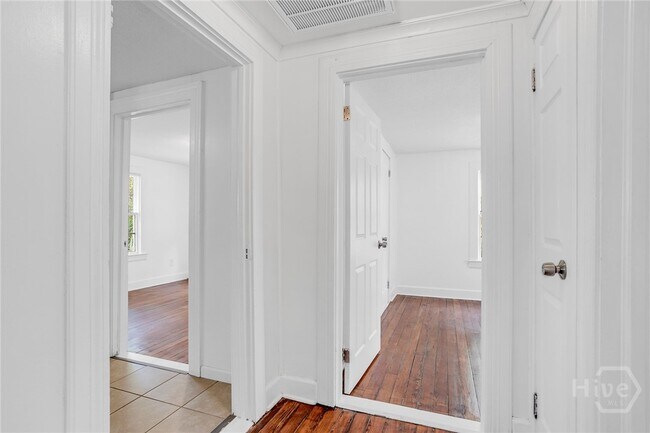 Building Photo - 906 E 39th St