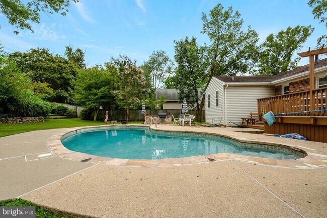 Building Photo - 4213 University Dr