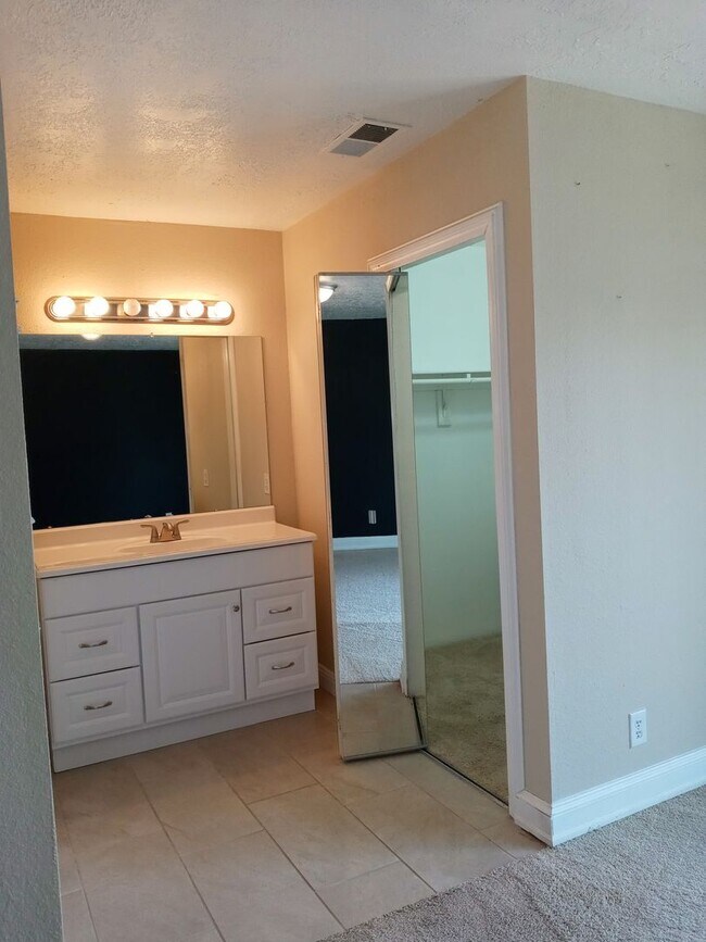 Building Photo - PRICE IMPROVEMENT!! RIO RANCHOAFFORDABLE!!