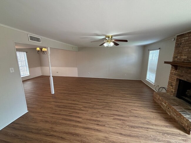 Building Photo - MOVE IN READY! SPACIOUS TOWNHOME IN BOSSIE...