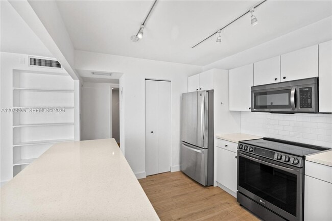 Building Photo - 9250 W Bay Harbor Dr
