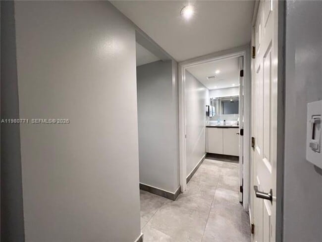 Building Photo - 1717 N Bayshore Dr