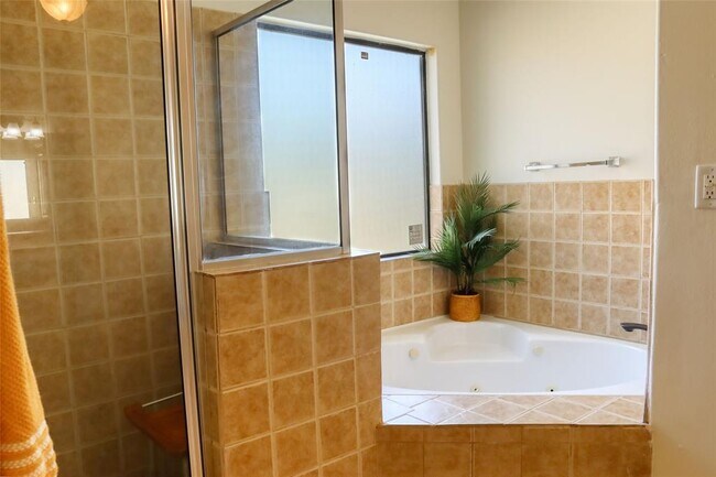 Building Photo - 6207 Ash Oak Dr