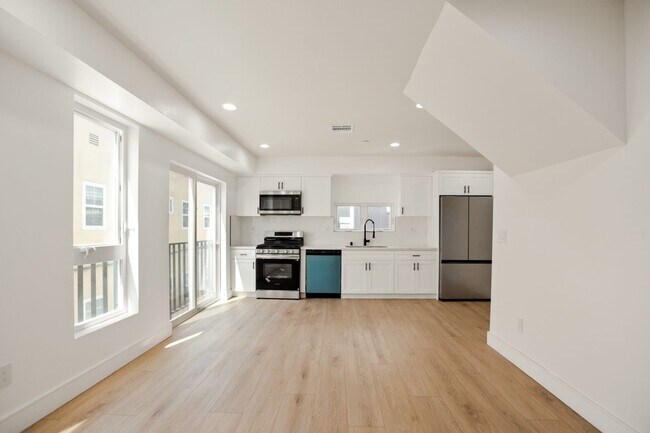 Building Photo - BRAND NEW TOWNHOUSE! One Month Free!