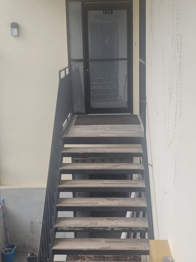 Building Photo - 17th St 6 Plex