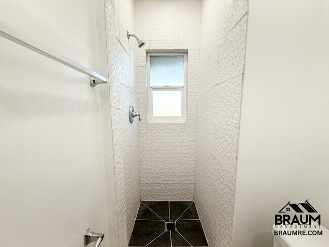 Building Photo - 13115 Oxnard St