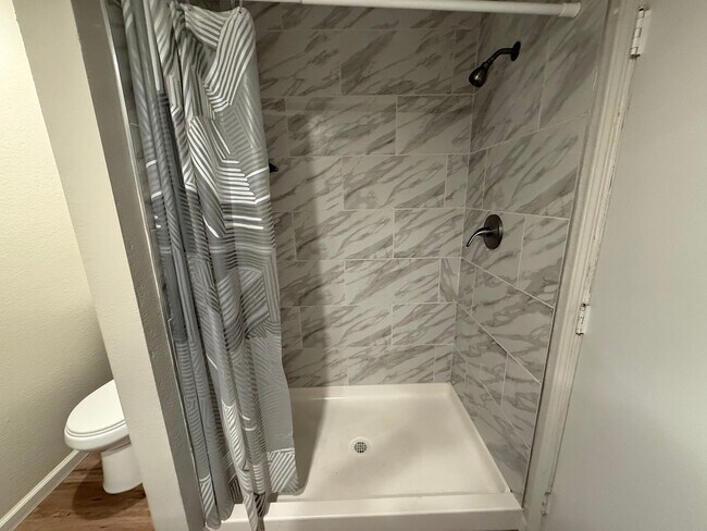 Building Photo - Updated 2-bedroom condo in gated community!