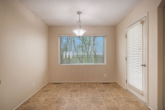 Building Photo - Ranch Townhome in Shadow View