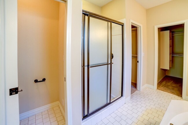 Building Photo - Beautiful home across from Jenks Middle Sc...