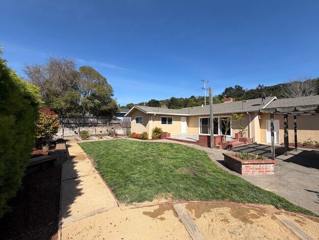 Building Photo - Beautifully Updated Glenwood (San Rafael) 3x2 Home with Large Yard, HW Floors, Garage