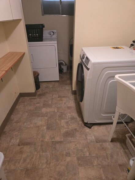 Shared laundry room - 4016 W Severn Cir