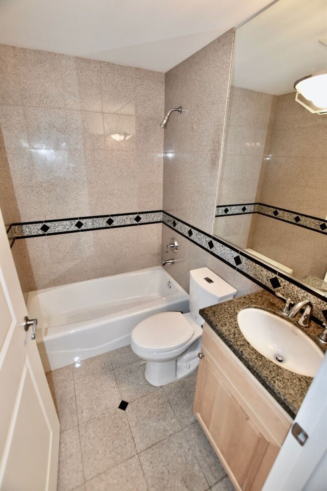 Building Photo - Capitol Hill 2 Bedroom w/ Incredible Views! Available Now!