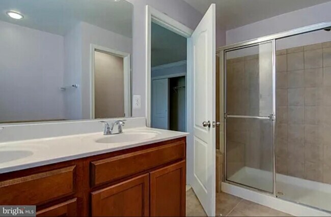 Building Photo - 2637 Glenriver Way