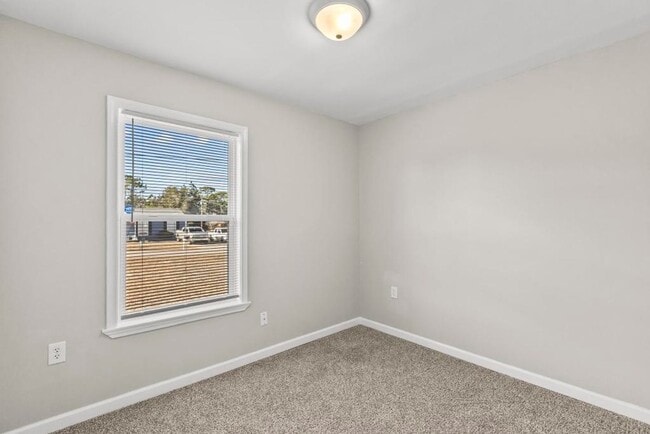 Building Photo - Newly Remodeled Hubert Home