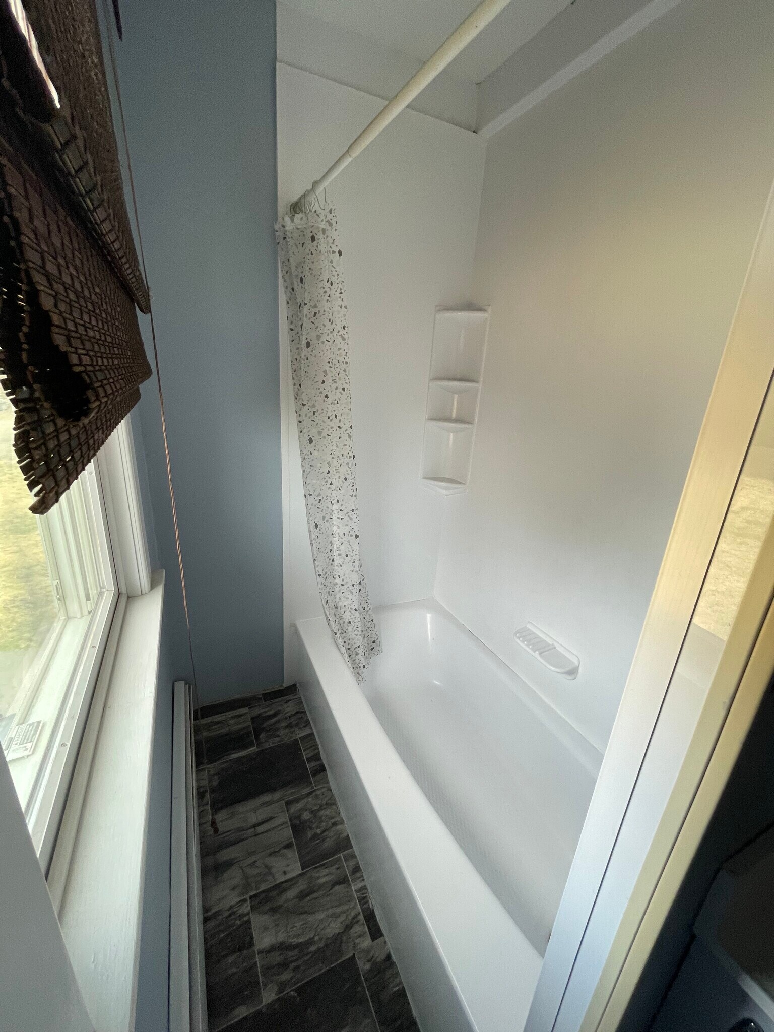 Bathroom - tub/shower - 54 Allen St