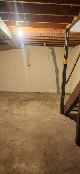 Building Photo - 326 E 2nd St