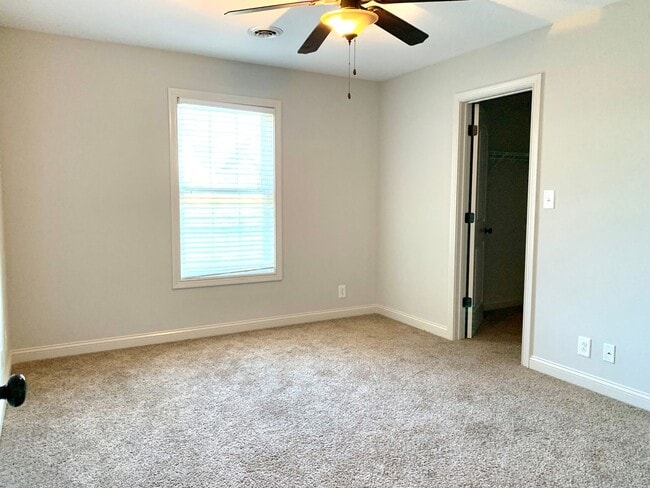 Building Photo - 1533 Edgewater Ln