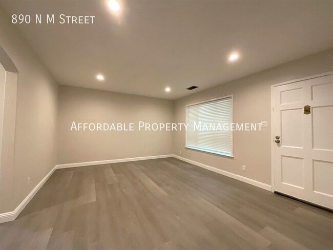 Building Photo - 890 N M St