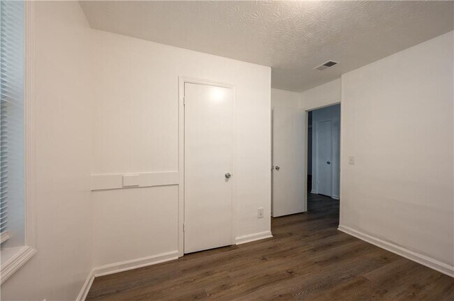 Building Photo - 406 Wall St