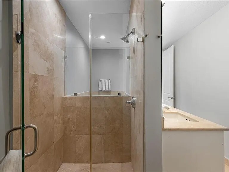 Building Photo - 302 NE 8th Ave