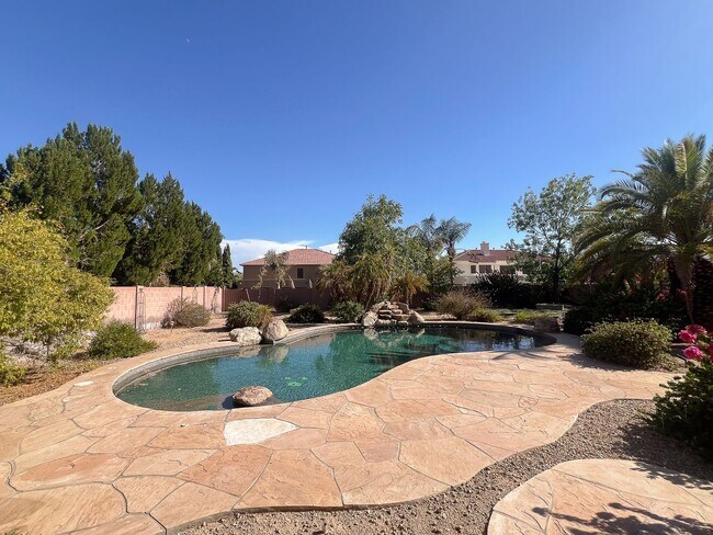 Building Photo - Stunning 5 bed/ 3.5 Bath in Pleasant Valley