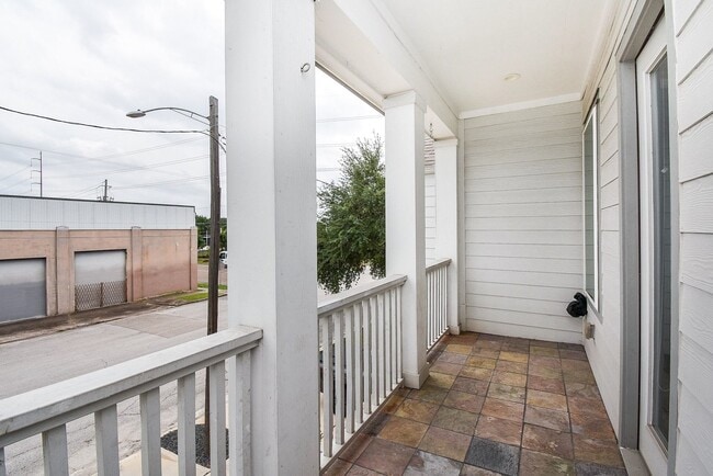Building Photo - 1122 Live Oak St