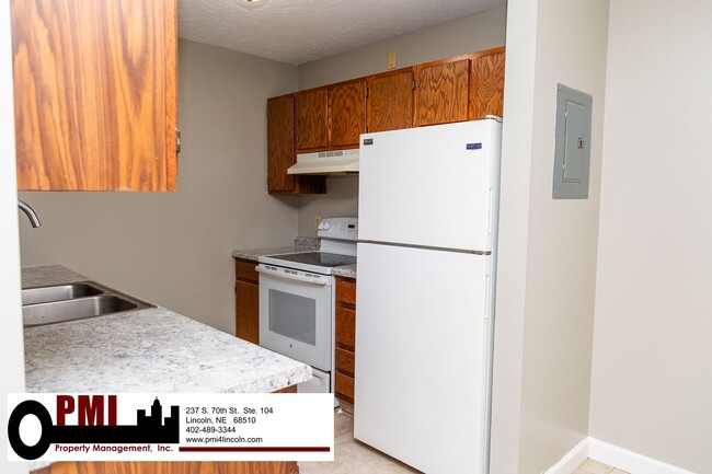 Building Photo - 3 Bedroom and 1.5 bathroom Duplex for rent