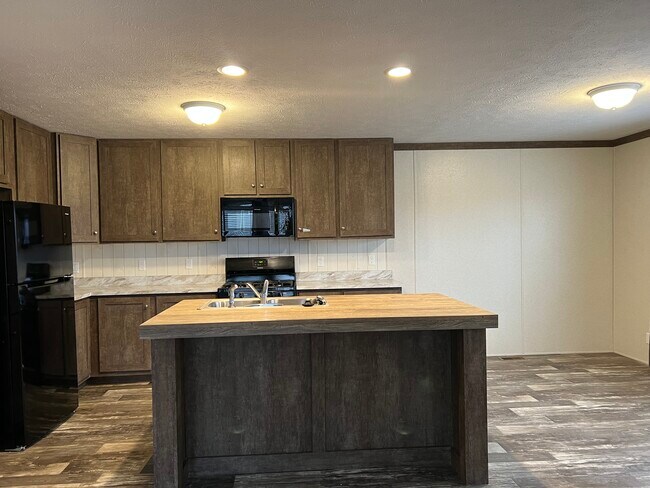 Building Photo - 140 Oak