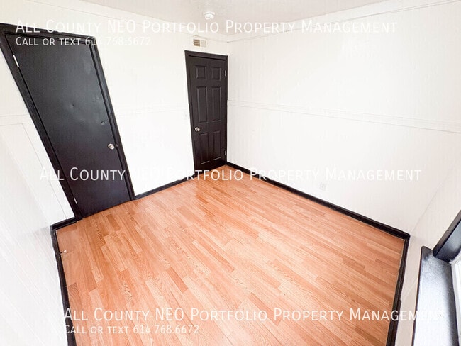 Building Photo - 857 S Waverly St